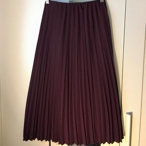 *SOLD* BNWT Uniqlo Pleated Skirt